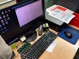 un bureau équipé d'un ordinateur et d'un clavier
