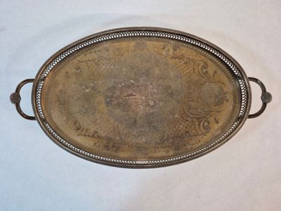Plateau de forme ovale en métal argenté reposant sur quatre …