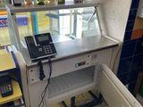 un petit comptoir sur lequel est posé un téléphone