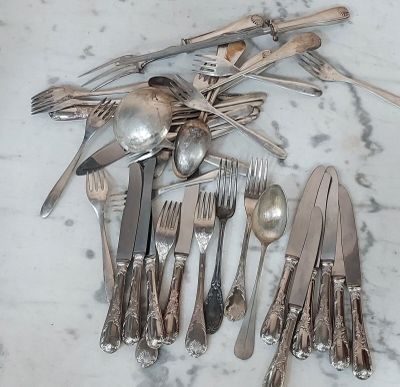 beaucoup d'argenterie sur une table avec un couteau et une fourchette