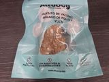 un sac de nourriture posé sur une table