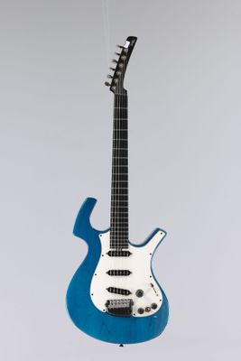 une guitare électrique bleue suspendue à une ficelle sur un fond blanc
