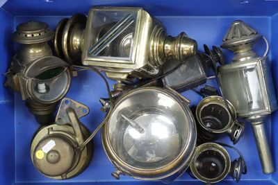 une boîte bleue remplie de divers objets métalliques
