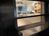 vue d'une cuisine à travers une fenêtre, dans l'obscurité