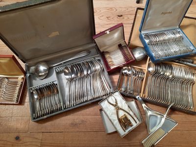 plusieurs types d'argenterie dans un coffret