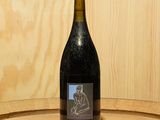 une bouteille de vin posée sur un tonneau