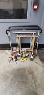 une photo montrant un tas d'objets divers sur le trottoir