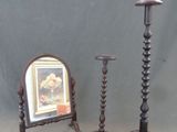 deux bougies et un miroir posés sur une table