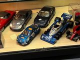 de nombreuses voitures-jouets exposées dans une vitrine