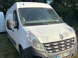 La camionnette blanche est garée dans l'herbe, à côté de la camionnette blanche.
