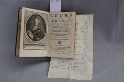 un livre ouvert sur lequel est représenté un homme assis