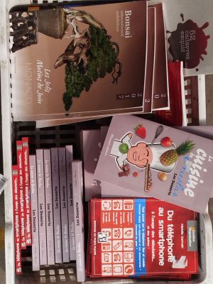 beaucoup de livres qui traînent sur une étagère