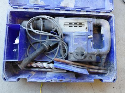 une boîte à outils bleue avec des outils sur le sol