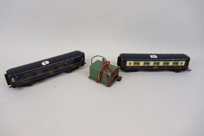 Deux petits trains sont posés l'un à côté de l'autre sur une surface blanche.