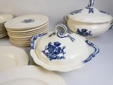 de nombreuses assiettes et bols ornés de motifs bleus et blancs