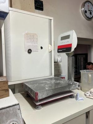 une machine posée sur un comptoir dans une pièce