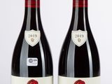 deux bouteilles de vin rouge posées l'une à côté de l'autre sur une table