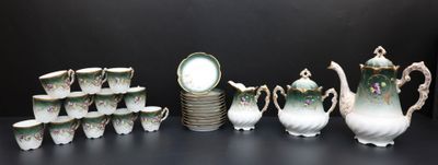 de nombreux types de théières et de tasses sur la table