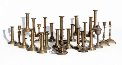 un grand nombre de bougies posées sur une table