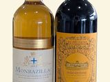 deux bouteilles de vin posées l'une à côté de l'autre sur une table
