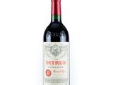 une bouteille de vin rouge posée sur une table blanche