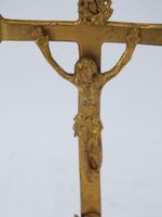Petit crucifix en laiton doré reposant sur un tertre en bois… (photo 2)