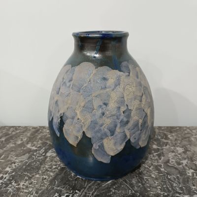 Vase en gré émaillé bleu. Décor de motif en écaille.