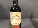 une bouteille de vin posée sur une table