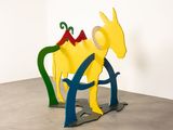 une sculpture de cheval en bois
