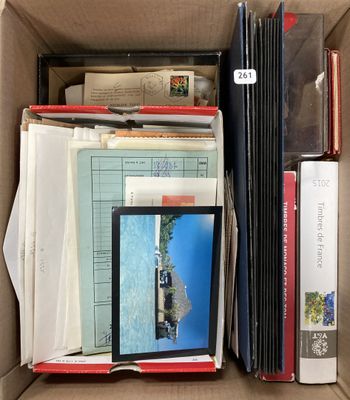 une boîte remplie de livres, avec une tablette à l'intérieur