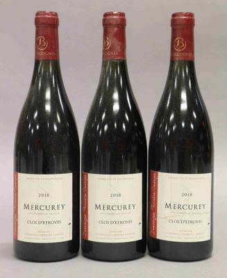 trois bouteilles de vin rouge sont alignées sur une table