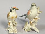 deux figurines d'oiseaux perchés sur une branche