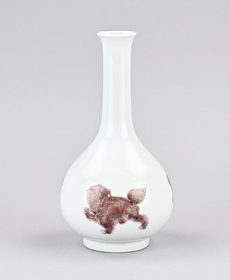 un vase blanc contenant une fleur rose