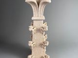 un vase blanc posé sur une table