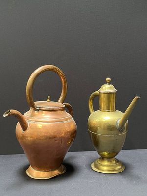 DEUX VERSEUSES couvertes une en laiton et une en cuivre. Tra…