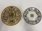 deux assiettes ornées de motifs sont posées l'une à côté de l'autre