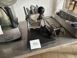 beaucoup d'ustensiles de cuisine sur le plan de travail