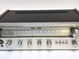 un vieux poste de radio surmonté de nombreux boutons
