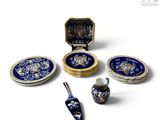 une assiette bleue et blanche, un bol et une cuillère