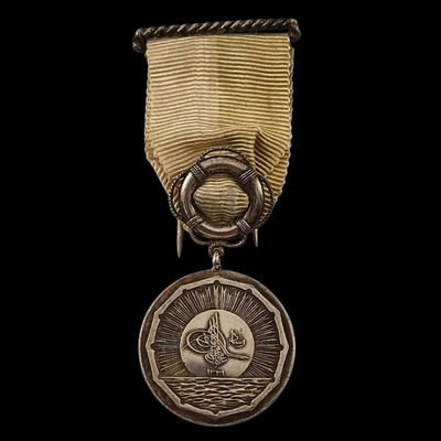 un gros plan d'une médaille sur fond noir, avec un fond noir