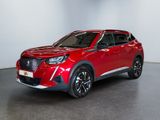 un SUV Toyota C-HR rouge garé dans un showroom