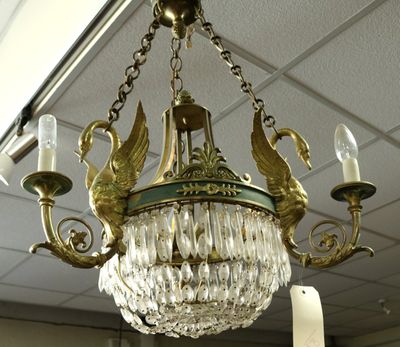 un lustre suspendu au plafond d'une pièce