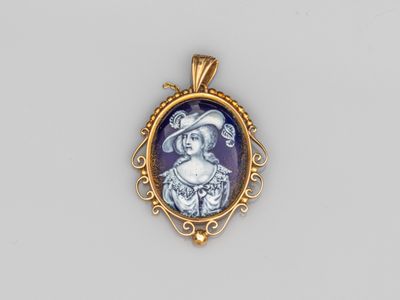 un portrait bleu et blanc d'une femme dans un cadre doré