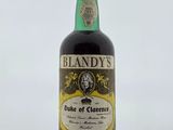 Une vieille bouteille de brandy est posée sur une table