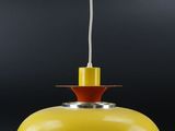 un gros plan d'une lampe jaune suspendue au plafond