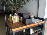 une table sur laquelle est posé un ordinateur portable, dans une pièce