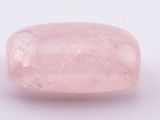 un gros plan d'un quartz rose posé sur une surface blanche