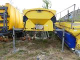 un camion jaune et bleu garé à côté d'un camion jaune et noir