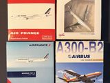 trois livres dans leur boîte, consacrés à Air France, à Airbus et à l'Airbus A300-B2, sont posés sur une table