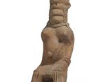 statue d'un homme assis sur un socle en pierre, sur fond blanc